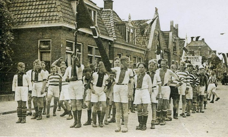 Bevrijdingsoptocht van 15 april 1945 in Heerenveen met spelers van Ajax, Heerenveen, DWS, Blauw-Wit en De Volewijckers