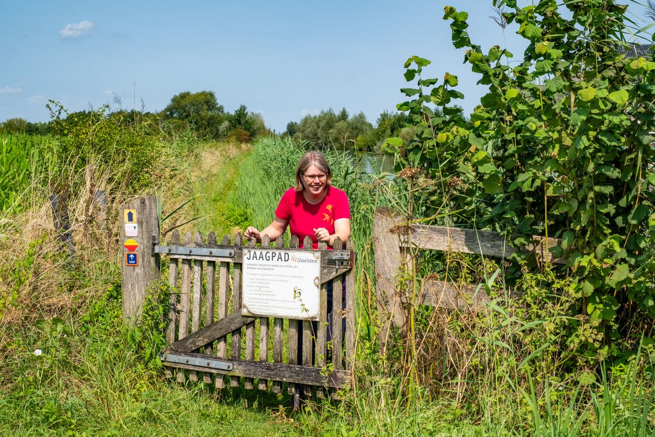 Ellen wandelt over het Jaagpad langs de Hollandse IJssel