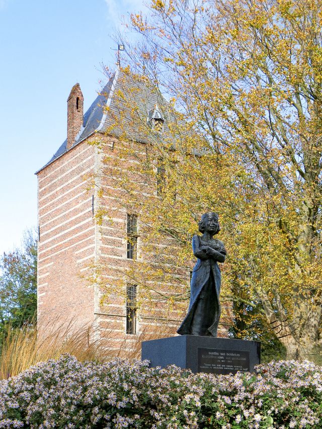 Kasteeltoren Ijsselstein, met op de voorgrond een bronzen beeld van Bertha van Heukelom, kasteelvrouwe van Ijsselstein