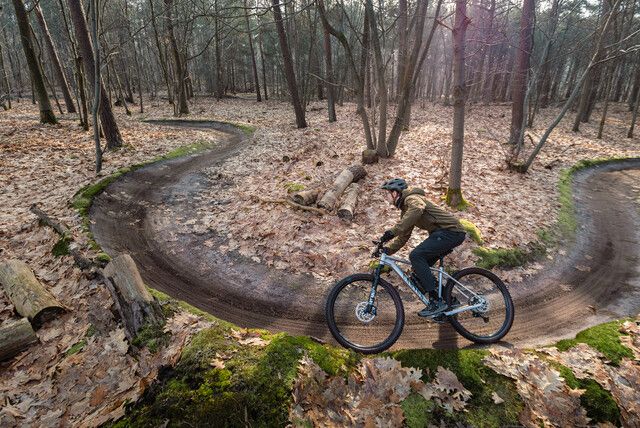 1 mountainbiker op het parcours van Best Zuid