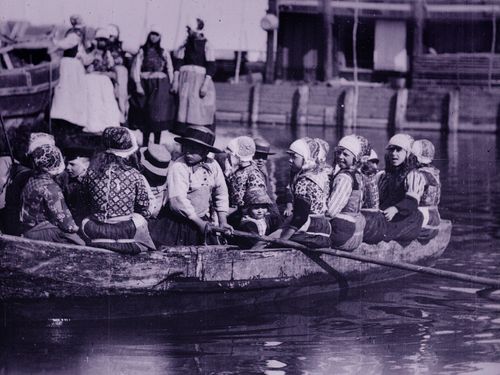Een zwart-wit foto van mensen in de boot