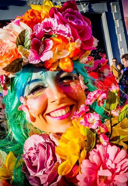 Vrouw verkleed tijdens carnaval in Maastricht