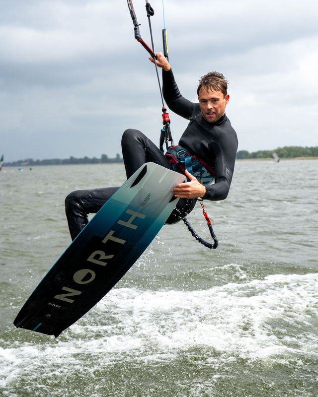 Man surfend op Veluwe aan Zee