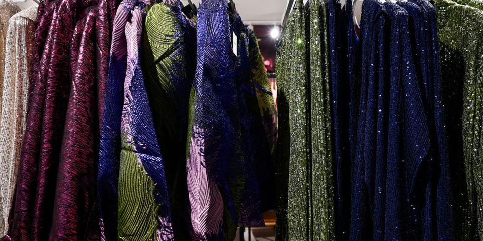 Rek met feestkleding bij Blousem