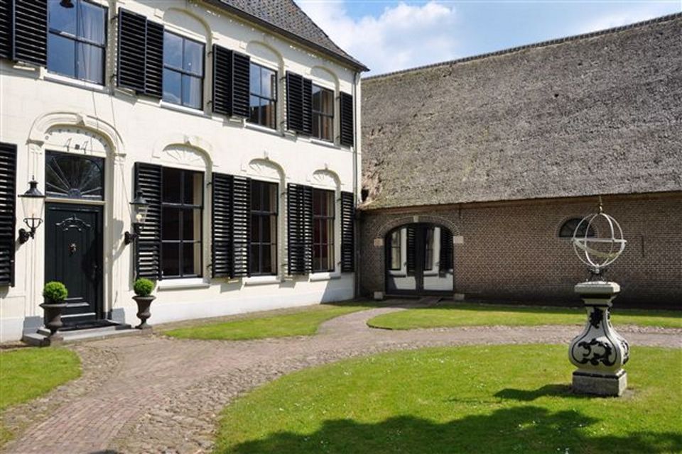 De ingang van een monumentaal herenhuis in Drenthe.
