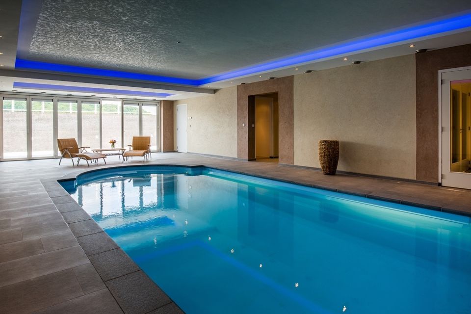 La Villa Schweiberg dispose d'une piscine intérieure et d'un sauna de luxe pour une détente optimale.