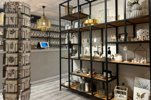 Een winkel met woonaccessoires.