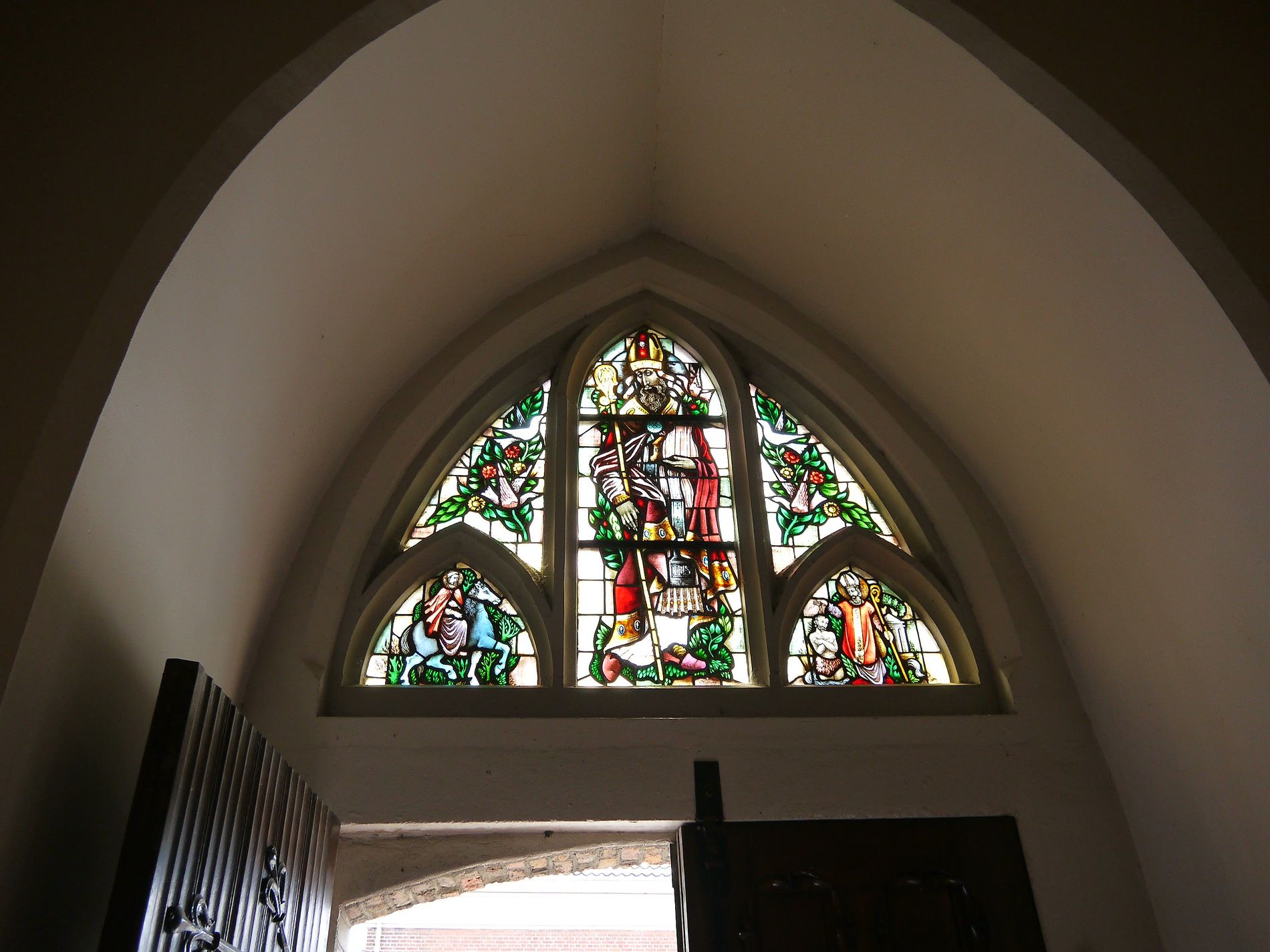 Église Sint Willibrordus de Deurne - Vitraux en éventail