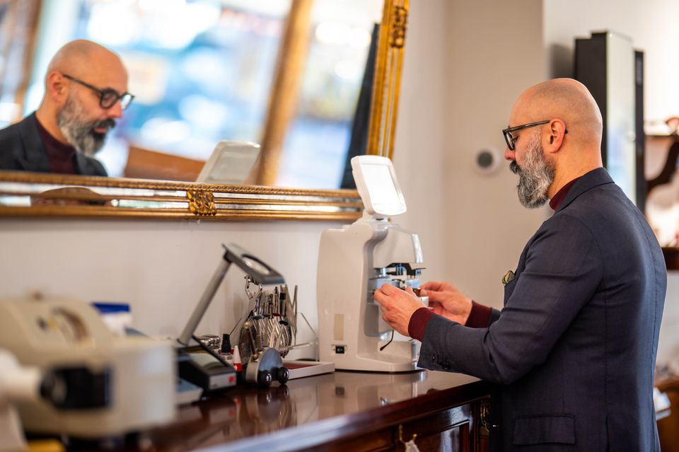 La Orca Optica opticien aan het werk
