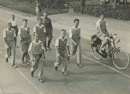 Jeugdige burgerdeelnemers op de Mooksebaan tijdens de 23e Vierdaagse