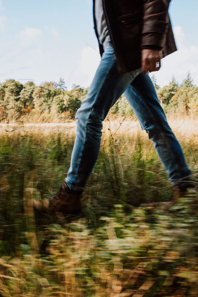 Ein Mann geht durch das hohe Gras in Drenthe.