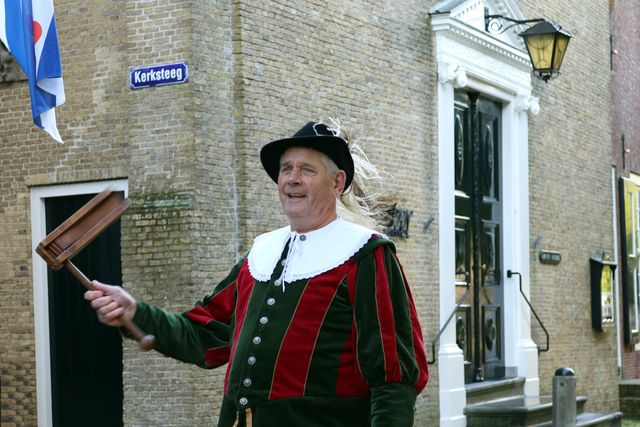 Foto van stadsomroeper Pieter Haringsma in de binnenstad van Sloten