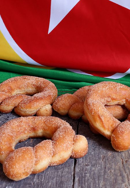 nonnevotten met carnavals vlag op achtergrond