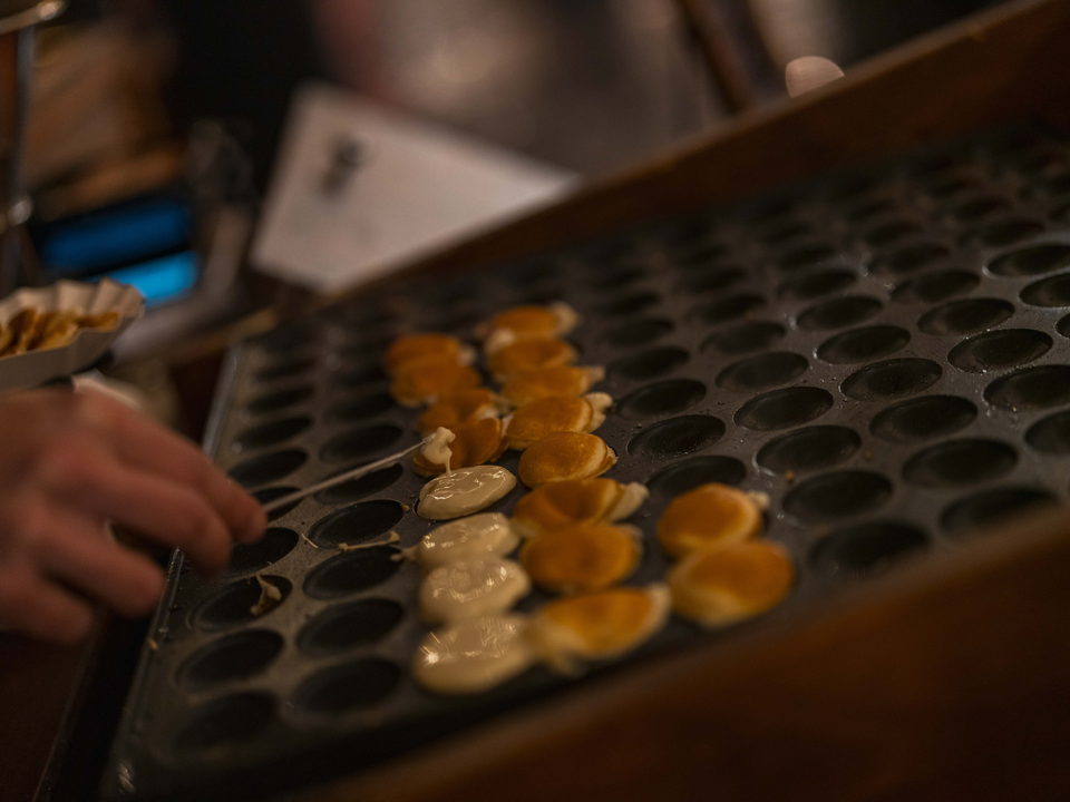 Poffertjes die gebakken worden tijdens Lichtjesavond in Delft