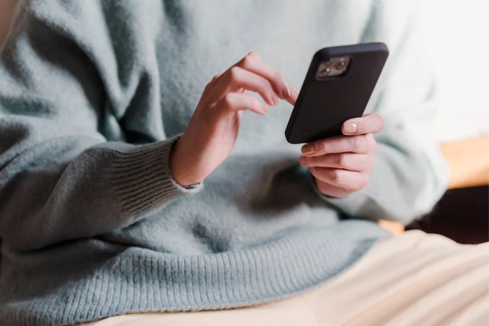 Een man scrollt op zijn telefoon
