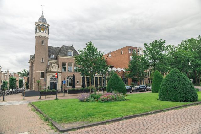 Groen straatbeeld in het centrum van Zeist met historische bebouwing, winkels en verzorgd openbaar groen. De foto laat de combinatie van stadse voorzieningen en een groene uitstraling zien.