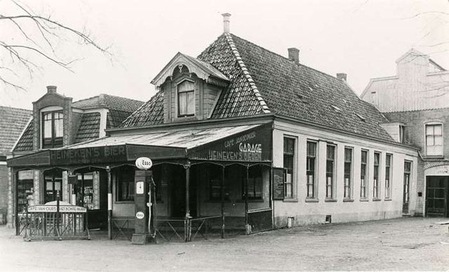 Zwart-wit foto van voormalig stationskoffiehuis 'het Bonte Paard'