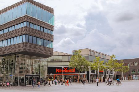 Het stadhuisplein in Almere centrum. met de bieb, stadhuis en newyorker. Op woensdag is de markt