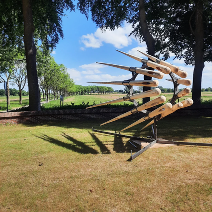 Bouwwerk van houten naalden in polderlandschap