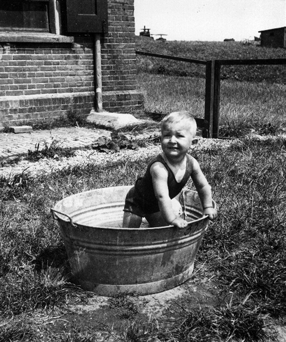 Zwart-wit foto van Zoon Alberts begin jaren '30 in een watertobbe bij het huis op Pampus.