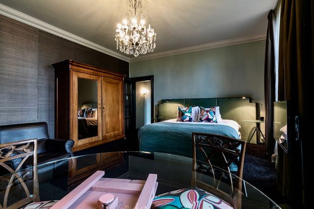 Luxe hotelkamer in moody groen kleurenpalet in Hotel Villa Trompenberg