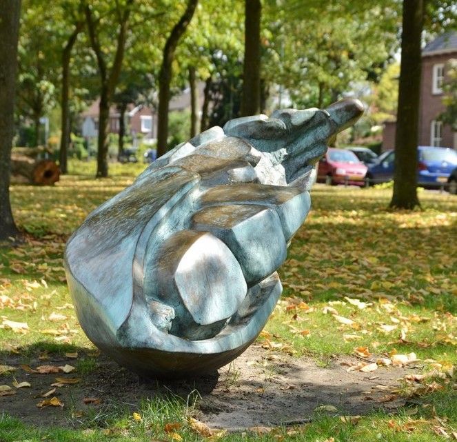 Een foto van het kunstwerk De Ontluikende Cocon.