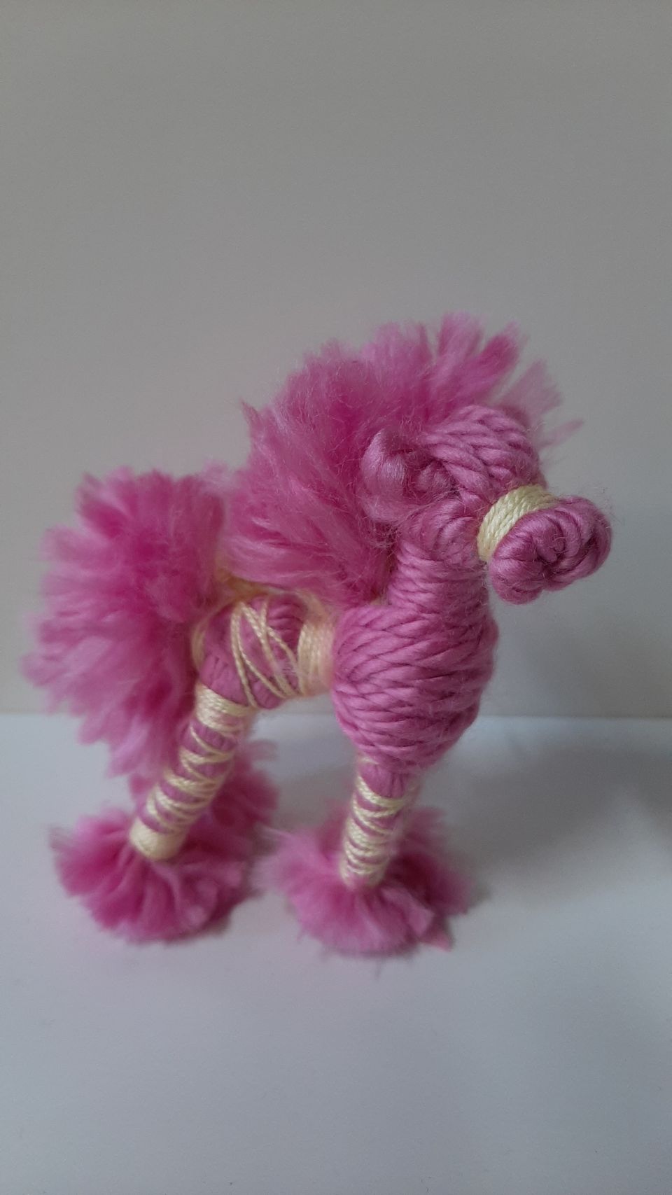 Zelfgemaakte wollen pony