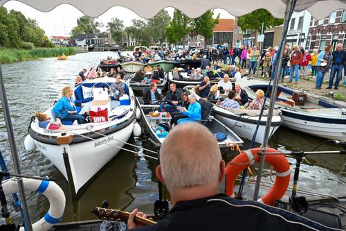 Muziekfestival op het water met boten