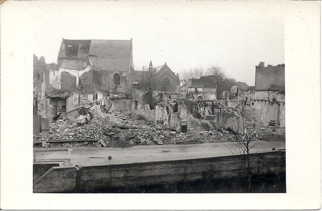 Zevenbergen november 1944. Op de achtergrond midden de Bartholomeuskerk zonder toren. Voorgrond links de Hervormde kerk