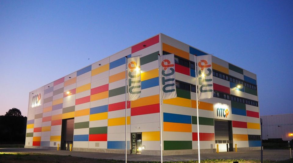 Van de website geplukt van Circulair Friesland. Directe doorverwijzing naar de plek waar de foto staat. ^WH

https://circulairfriesland.frl/case/op-naar-100-herbruikbaar-plastic-bij-het-nationaal-testcentrum-circulaire-plastics-ntcp/