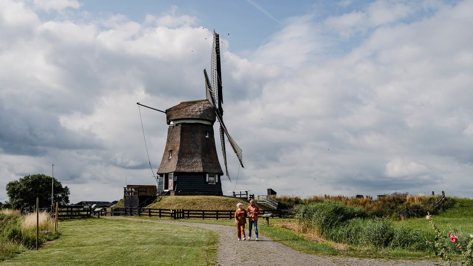 Twee mensen bij de Etersheimer Braakmolen
