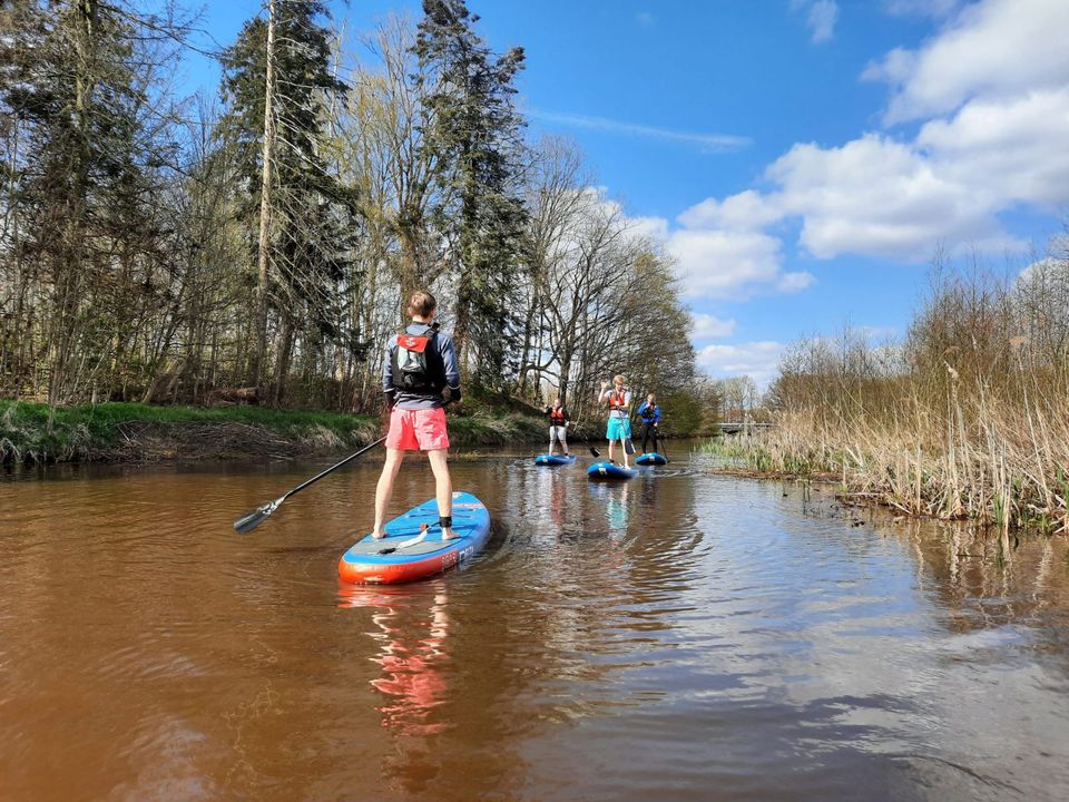 Mensen suppen door de natuur.