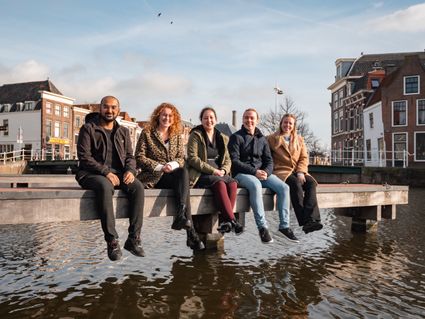 Stagiairs van Leiden&Partners op een brug in Leiden