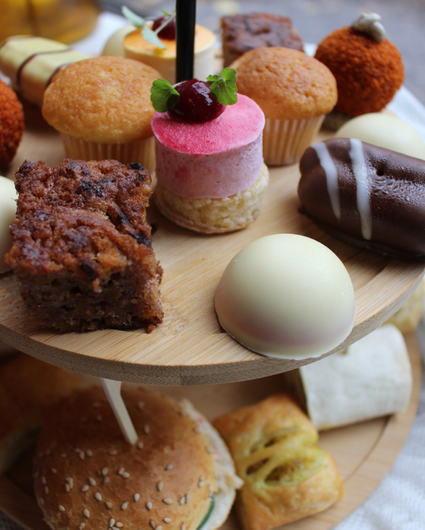 Etagere met lekkernijen tijdens een high tea bij Meneer van Eijck