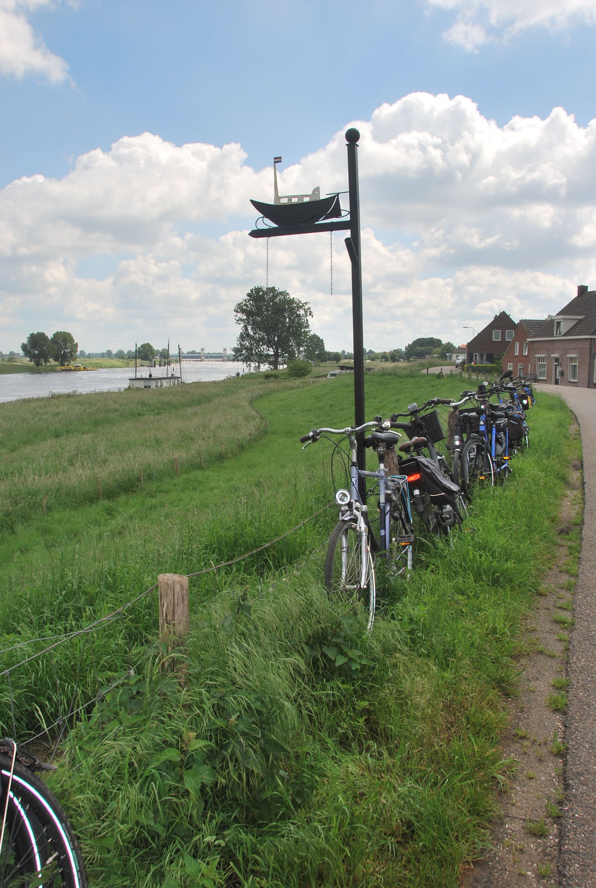 Fietsen parkeren langs de dijk, vlakbij de opstapplaats