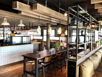 Het interieur van Grand Café It Skippershûs bij Vakantiepark De Kuilart in Koudum.