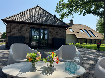 Buitenkant ergaderlocatie met tuinset