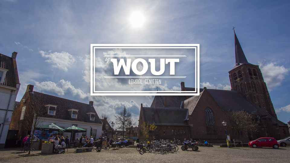 Restaurant Bij Wout en de kerk op het Sint Jansplein in Moergestel.