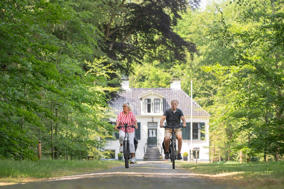 Twee fietsende mensen in Frederiksoord