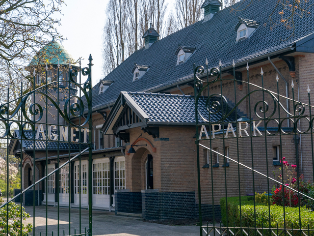 entree van het Agnetapark in Delft in het vroege voorjaar