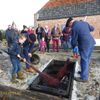 Wortels wassen door bezoekers bij museum De Sukerei