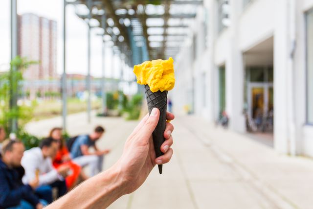 IJsje eten op Strijp-S in Eindhoven