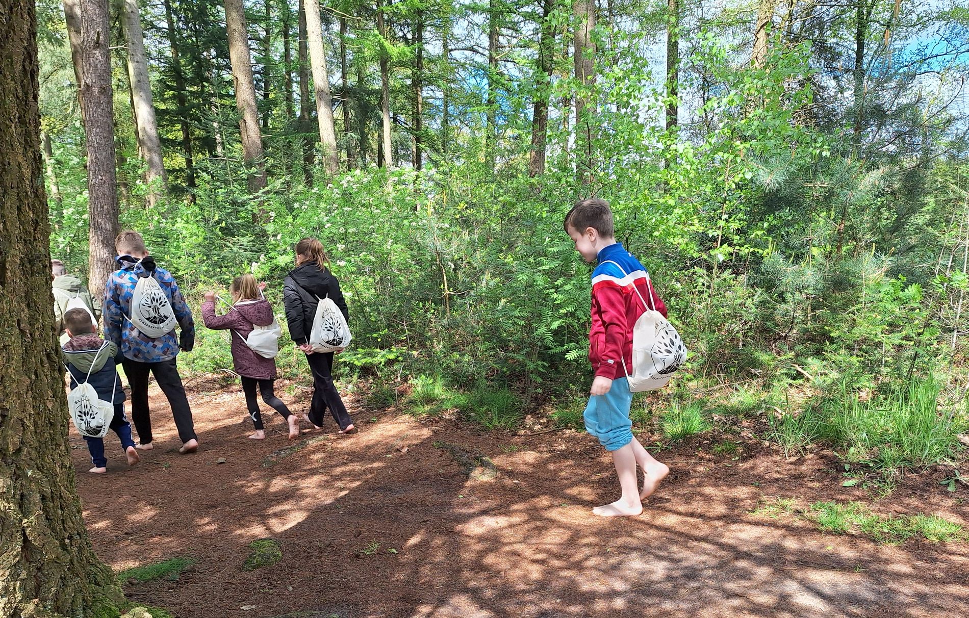 Kinderen met blote voeten in het bos