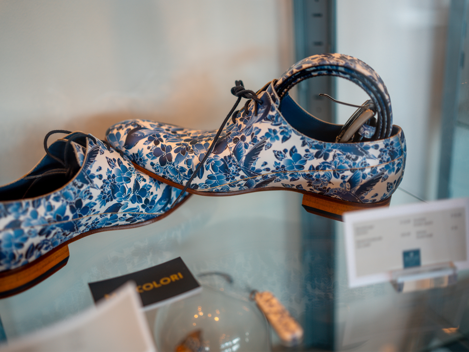 UITvergroot een paar schoenen bij Westcord Hotel Delft