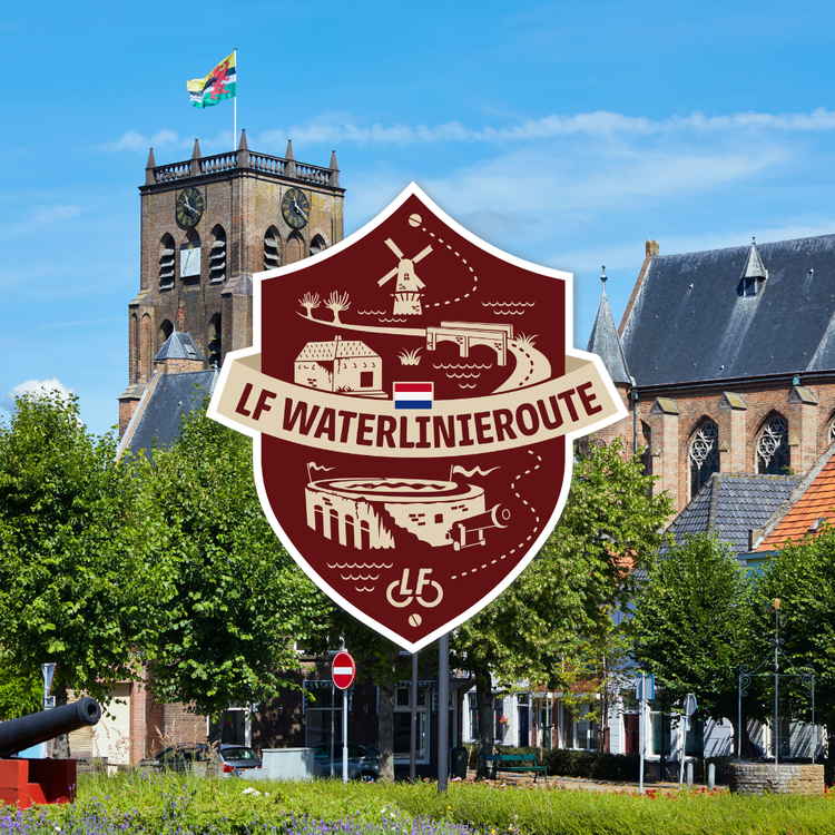 De 'Geertruidskerk' (kerk) in de stad 'Geertruidenberg', met de vlag van de stad bovenop, provincie 'Noord-Brabant', Nederland.