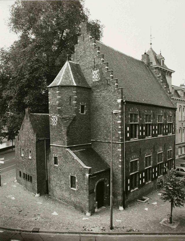 Het Refugiehuis op de hoek van de Sint-Jorisstraat en de Spinhuiswal. 
