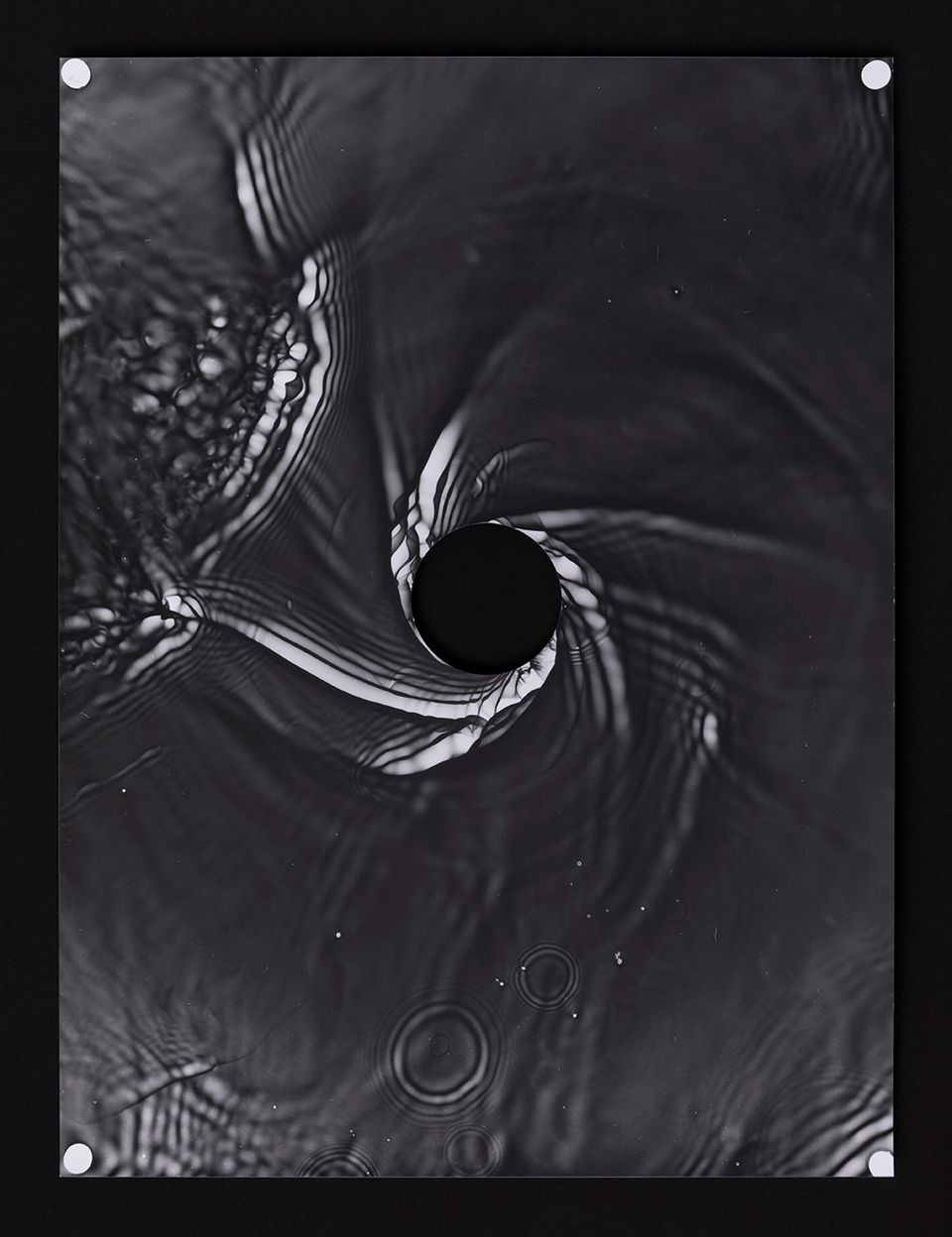 Sjoerd Knibbeler, Reservoir, 2023. Photogram on baryte paper. 30 x 40 cm. Courtesy of the artist.