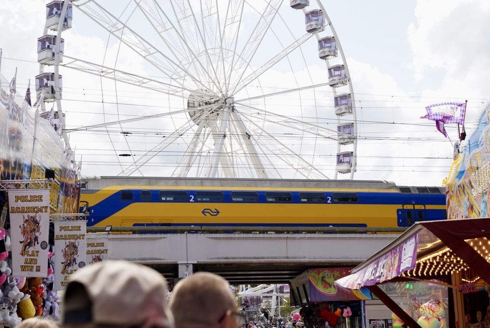 Reuzenrad Tilburgse Kermis met daarvoor een NS trein