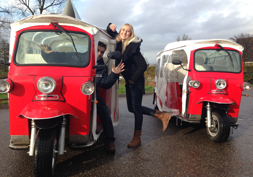 2 tuktuks met een dame ertussen