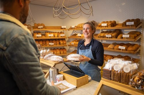 Medewerker van Bakkerij Snelders helpt een klant